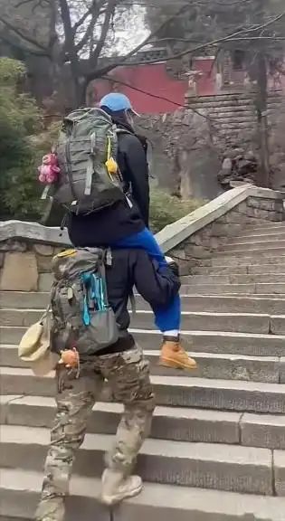 3万请24位陪爬登顶泰山CQ9电子游戏两女子花(图2)