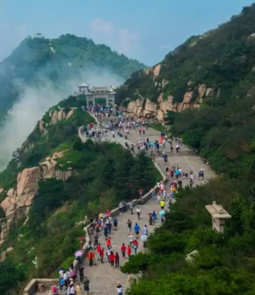 3万请24位陪爬登顶泰山CQ9电子游戏两女子花